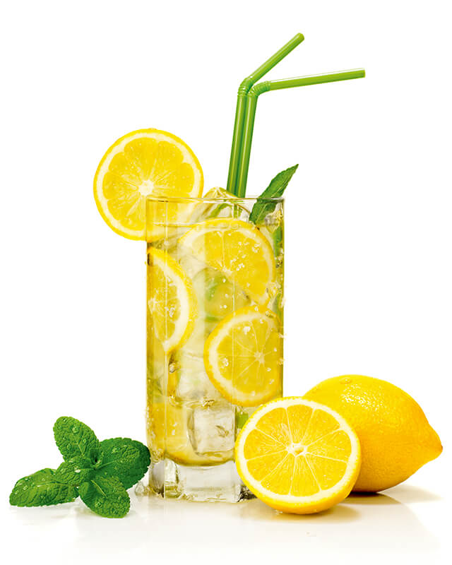 Wasserglas mit Zitronen und Minze