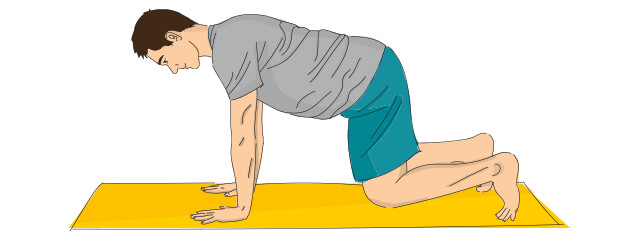 Mann macht verschiedene Gymnastikübungen auf einer gelben Matte