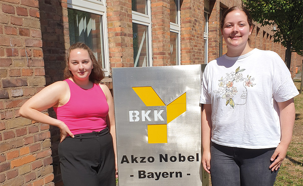 2 junge Frauen vor dem Gebäude der BKK Akzo Nobel